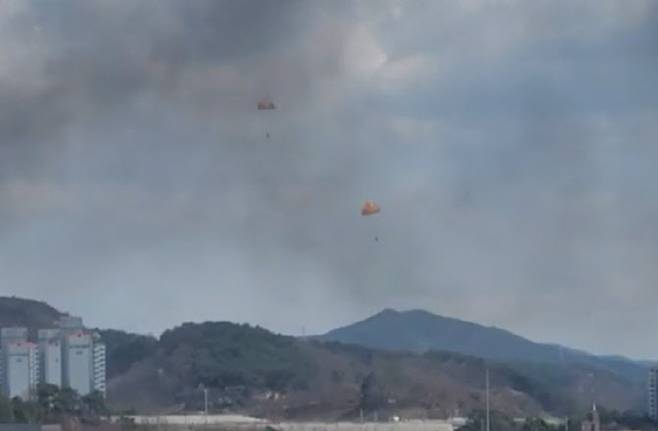 공군 훈련용 전투기(KT1) 사고 충격으로 펼쳐진 낙하산. (사진=YTN 보도 캡처)