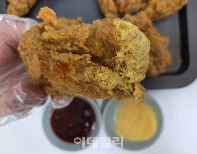 치즈 시즈닝을 찍으면 기존 프랜차이즈 치킨과 크게 다를 것이 없다. (사진=한전진 기자)