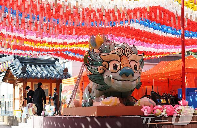 불기 2569년 부처님 오신 날(5월 5일) 연등회를 하루 앞둔 25일 서울 종로구 조계사에서 연등회 준비가 한창이다. 국가무형유산이자 유네스코 인류무형문화유산인 연등회는 대한민국을 대표하는 전통문화축제로 오는 26일~27일 양일간 서울 도심 곳곳에서 열린다. 2025.4.25/뉴스1 ⓒ News1 오대일 기자