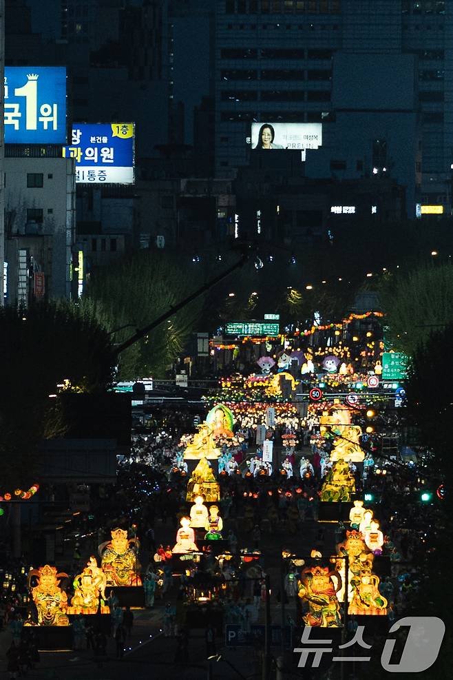 부처님 오신날을 일주일 여 앞둔 26일 서울 종로구 종로3가 일대에서 2025 연등행렬이 지나고 있다. 2025.4.26/뉴스1 ⓒ News1 이승배 기자