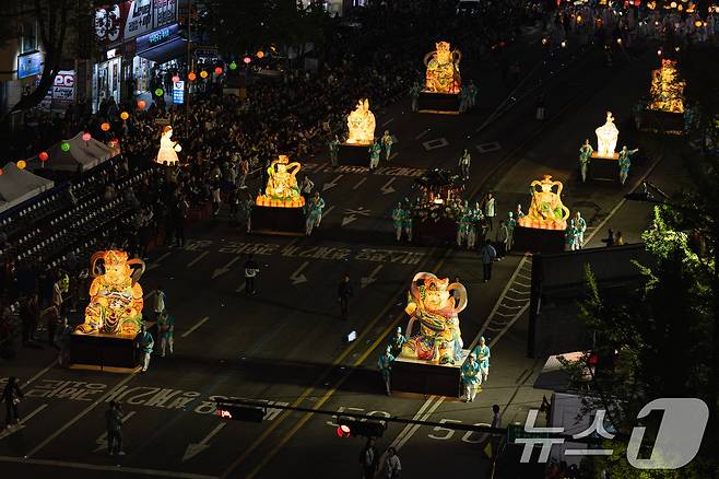 부처님 오신날을 일주일 여 앞둔 26일 서울 종로구 종로3가 일대에서 2025 연등행렬이 지나고 있다. 2025.4.26/뉴스1 ⓒ News1 이승배 기자