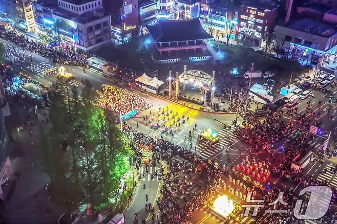 불기 2569년 부처님오신날을 앞두고 11일 저녁 서울 종로구 보신각 사거리 앞을 '연등회' 행렬이 지나고 있다. 연등회는 통일신라 시대부터 약 1200년 간 이어져 내려온 전통 문화행사로, 지난 2020년에는 유네스코 세계무형문화유산으로 등재됐다. 2024.5.11/뉴스1 ⓒ News1 민경석 기자