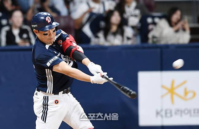 두산 양의지가 22일 고척스카이돔에서 열린 2025 KBO리그 키움과 경기 9회초 1사 1루 상황에서 키움 투수 오석주를 상대로 홈런을 치고 있다. 양의지 시즌 3호 홈런. 고척 | 박진업 기자 upandup@sportsseoul.com