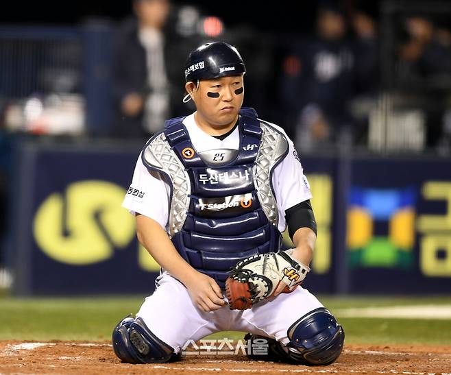 두산 포수 양의지가 10일 잠실구장에서 열린 2025 KBO리그 한화와 경기 6회초 1사1,3루 노시환 타석 때 2중도루로 실점한 후 아쉬워하고 있다. 잠실 | 최승섭기자 thunder@sportsseoul.com