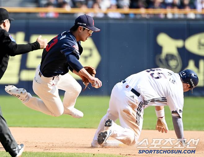 김기연의 발에 걸린 전민재가 공중에 붕 떠올랐다