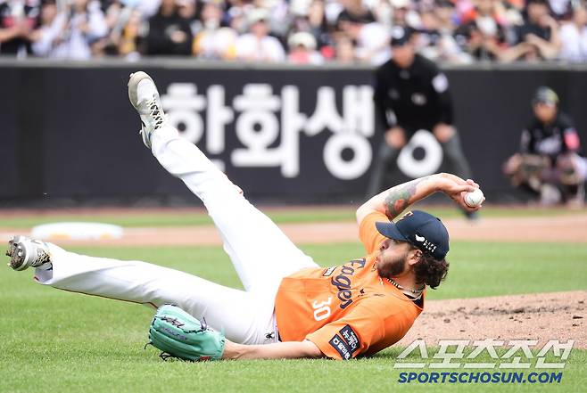 1회초 투구 도중 균형을 잃고 넘어진 한화 폰세.