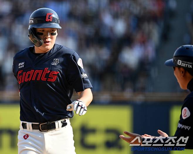 26일 잠실야구장에서 열린 롯데와 두산의 경기, 8회초 무사 3루 롯데 나승엽이 역전 1타점 적시타를 치고 기뻐하고 있다. 허상욱 기자wook@sportschosun.com/2025.04.26/