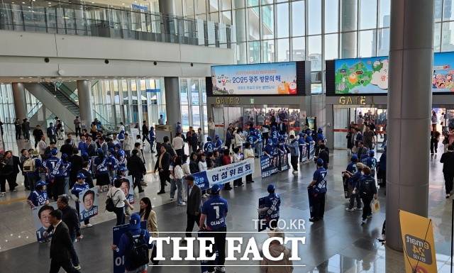 더불어민주당 대선 경선 세 번째 순회 합동연설회가 열린 26일, 각 후보 지지자들이 응원전을 펼치고 있다. /광주=서다빈 기자