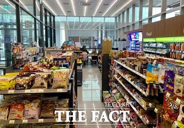 고용노동부는 근로자 15명의 임금 약 1400만원을 체불한 편의점 가맹점주 A씨를 근로기준법 위반 혐의로 구속됐다고 26일 밝혔다. /더팩트 DB