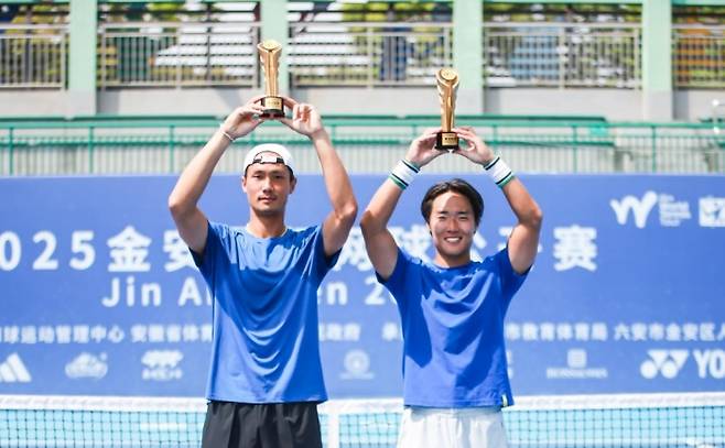 시즌 2번째 프로대회 복식 우승을 한 신산희(오른쪽)