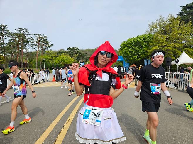 빨간망토를 쓰고 뛴 하프 코스 참가자 최형윤(42)씨. /강우석 기자
