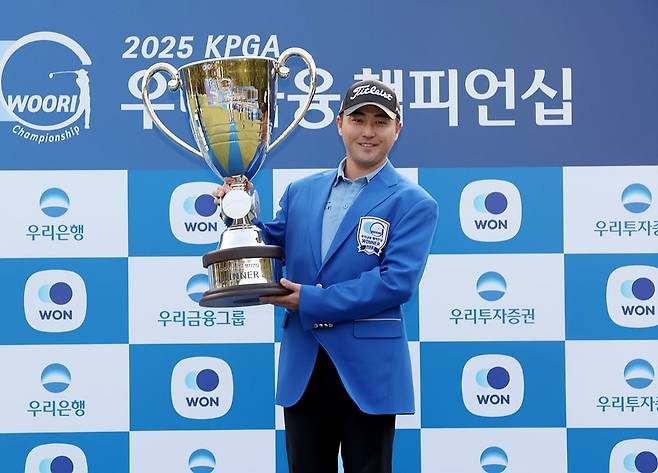 2025 우리금융 챔피언십에서 우승한 이태훈이 시상식에서 우승 트로피를 들어보이고 있다. /KPGA
