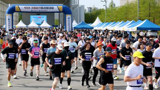 27일 대전 엑스포시민광장에서 열린 제21회 3대하천 마라톤 대회 참가자들이 출발 신호에 맞춰 일제히 힘찬 발걸음을 내딛고 있다. 김영태 기자