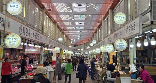 25일 논산화지중앙시장에서 시민들이 장을 보고 있다. 정종만 기자