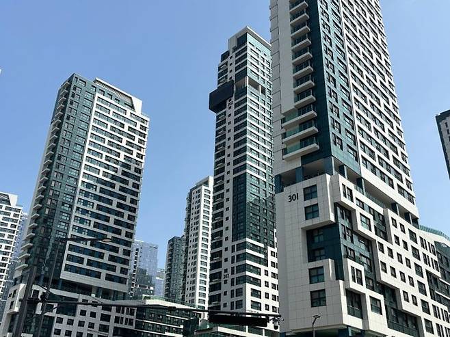 세종시 소재 아파트 단지. 실제로 최근 들어 세종에선 상승 거래가 체결되고 있다. 세종시에서도 아파트값이 높게 형성된 나성동에서는 지난달 ‘나릿재마을2단지세종리더스포레’ 전용 84㎡가 11억8500만원에 손바뀜되며 신고가를 썼다.ⓒ데일리안 임정희 기자