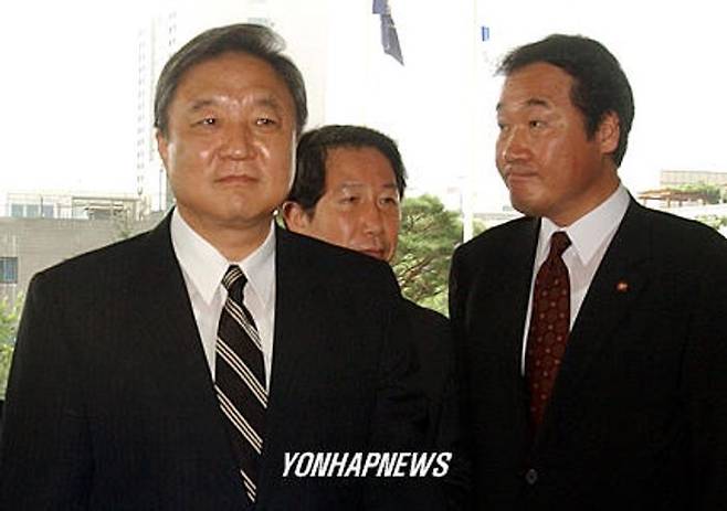 정대철 헌정회장이 지난 2003년 새천년민주당 대표를 지내고 있을 당시의 모습. 정 회장 오른편이 22년 전의 이낙연 새미래민주당 상임고문(당시 민주당 대표비서실장)이다. ⓒ연합뉴스