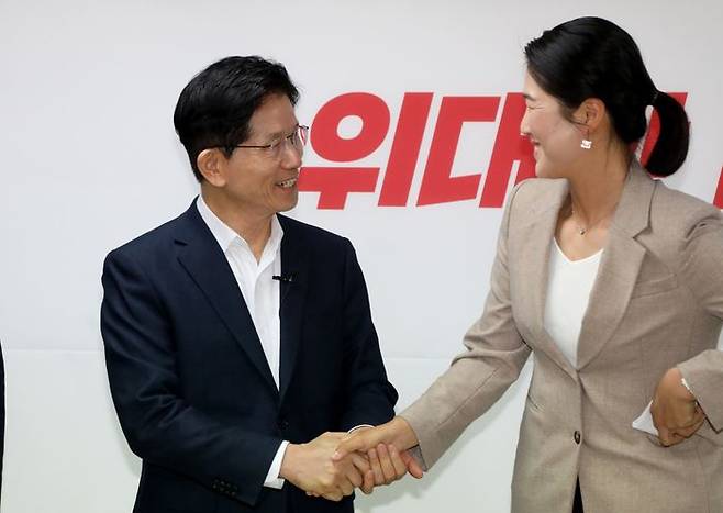 김문수 국민의힘 대선 경선 후보(사진 왼쪽)가 27일 오전 서울 여의도 경선사무소에서 자신을 지지 선언하고 캠프에서 청년소통본부장을 맡게 되는 김은희 국민의힘 전 의원과 악수를 나누고 있다. 김 전 의원은 1991년생 호남 출신으로 김 후보의 취약점을 보완할 수 있는 인사로 평가받는다. ⓒ김문수 캠프