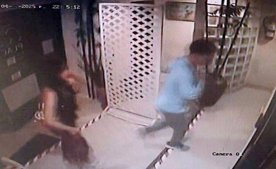 중국인 남성이 범행 전날 마트에서 범행 관련 물품을 구입한 뒤 마트를 떠나는 모습 ⓒ카오스드