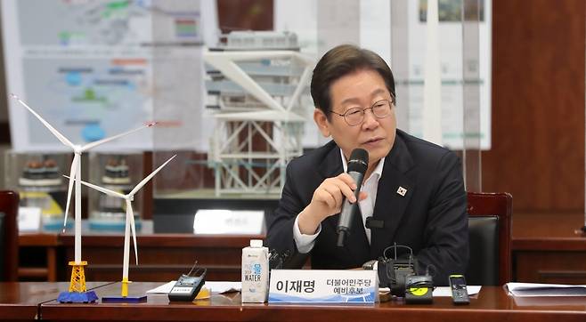 이재명 제21대 대통령 선거 더불어민주당 경선 후보가 24일 전북 김제시 새만금33센터에서 열린 전북 미래에너지 현장 간담회에 참석해 인사말을 하고 있다.(전북사진기자단 공동 취재) 2025.04.24.