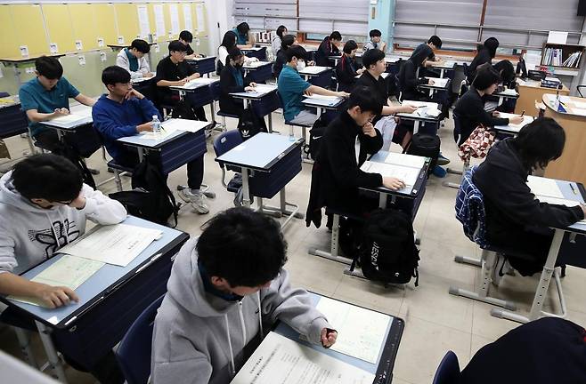 고3 수험생들이 시험을 치르고 있다. 뉴스1