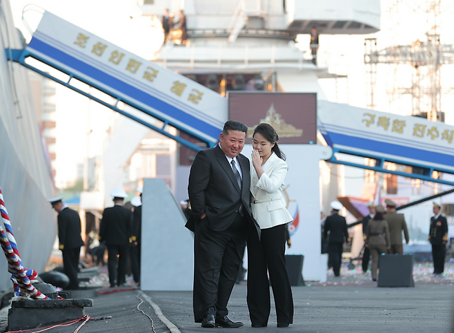북한 김정은 국무위원장과 딸 김주애가 지난 25일 남포조선소에서 열린 5,000t급 신형다목적구축함 ‘최현호’ 진수식에 참석해 있다. 노동신문 뉴스1