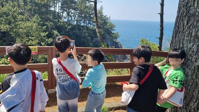 제주도 주상절리를 구경하는 연구자 자녀들. 이채린 기자