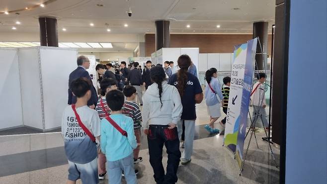 24일 학회가 열리는 현장을 지나가는 아이들의 행렬. 이채린 기자