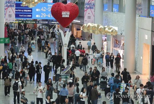 지난 17일 여행객들이 인천국제공항 제1여객터미널 면세구역을 지나가고 있다. 연합뉴스