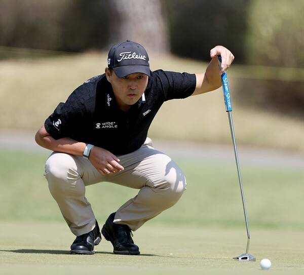 2025년 한국프로골프(KPGA) 투어 우리금융 챔피언십 우승 경쟁에 가세한 이태훈(캐나다), 문도엽, 강태영, 옥태훈, 박준홍, 김백준, 박일환 프로. 사진은 이태훈 선수가 3라운드에서 경기하는 모습이다. 사진제공=KPGA