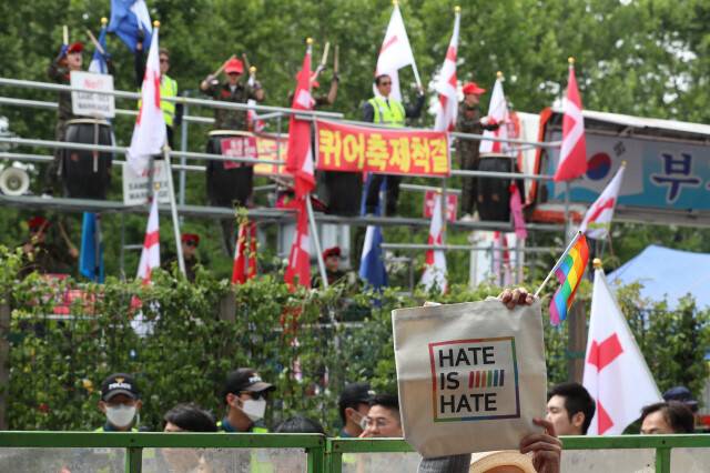 지난 2019년 6월1일 제20회 서울퀴어문화축제-\'스무 번째 도약, 평등을 향한 도전!\'이 열린 서울 중구 서울광장 주변에서 \'퀴어축제\'에 반대하는 기독교 단체 등 회원들이 \'반동성애 집회\'를 하고 있다. 김정효 기자 hyopd@hani.co.kr