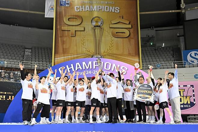 에스케이(SK) 슈가글라이더스 선수단이 27일 서울 송파구 올림픽공원 핸드볼경기장에서 열린 2024~2025 핸드볼 H리그 여자부 챔피언결정전에서 우승한 뒤 환호하고 있다. 한국핸드볼연맹 제공