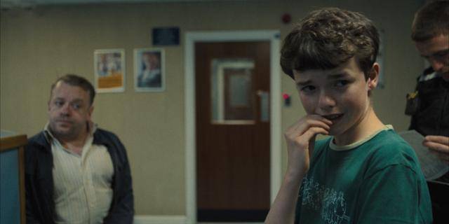 넷플릭스 드라마 '소년의 시간'에서 동급생 여자아이를 살해한 혐의로 체포된 13세 소년 제이미(오른쪽·오언 쿠퍼 분). 넷플릭스 제공