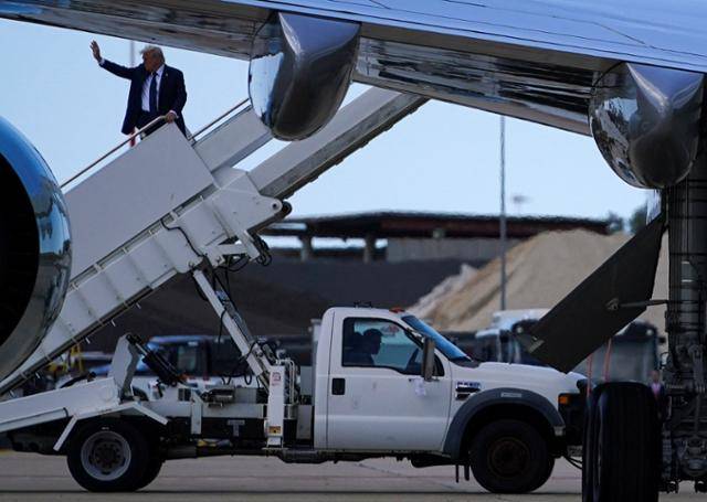 도널드 트럼프 미국 대통령이 26일 프란치스코 교황 장례 참석차 로마를 방문한 뒤 미국으로 돌아가기 위해 비행기에 오르고 있다. 로마=로이터 연합뉴스