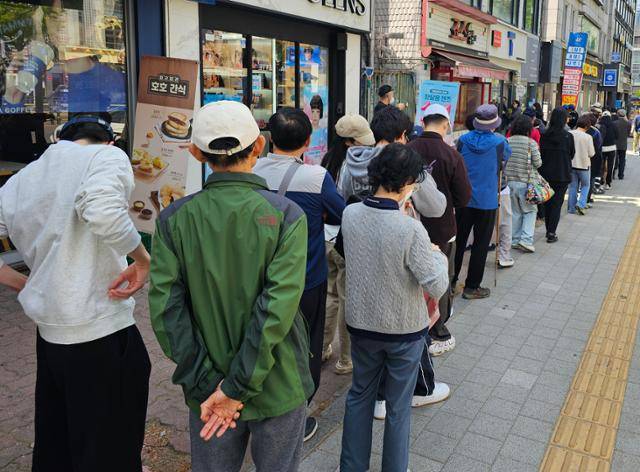 26일 서울 시내 한 SKT 대리점에서 고객들이 유심을 교체하기 위해 줄을 서 기다리고 있다. 연합뉴스
