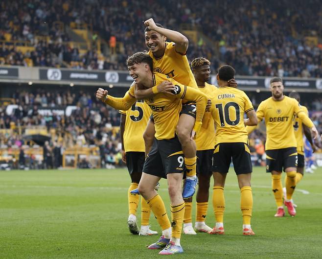 <yonhap photo-0096=""> Soccer Football - Premier League - Wolverhampton Wanderers v Leicester City - Molineux Stadium, Wolverhampton, Britain - April 26, 2025 Wolverhampton Wanderers' Jorgen Strand Larsen celebrates with Andre after scoring their second goal Action Images via Reuters/Jason Cairnduff EDITORIAL USE ONLY. NO USE WITH UNAUTHORIZED AUDIO, VIDEO, DATA, FIXTURE LISTS, CLUB/LEAGUE LOGOS OR 'LIVE' SERVICES. ONLINE IN-MATCH USE LIMITED TO 120 IMAGES, NO VIDEO EMULATION. NO USE IN BETTING, GAMES OR SINGLE CLUB/LEAGUE/PLAYER PUBLICATIONS. PLEASE CONTACT YOUR ACCOUNT REPRESENTATIVE FOR FURTHER DETAILShttps://isplus.com/2025-04-27 00:26:35/ <저작권자 ⓒ 1980-2025 ㈜연합뉴스. 무단 전재 재배포 금지, AI 학습 및 활용 금지></yonhap>