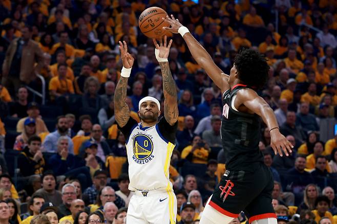<yonhap photo-3273=""> SAN FRANCISCO, CALIFORNIA - APRIL 26: Gary Payton II #0 of the Golden State Warriors shoots over Amen Thompson #1 of the Houston Rockets in the first quarter of a game in Game Three of the Western Conference First Round NBA Playoffs at Chase Center on April 26, 2025 in San Francisco, California. NOTE TO USER: User expressly acknowledges and agrees that, by downloading and or using this photograph, User is consenting to the terms and conditions of the Getty Images License Agreement. Ezra Shaw/Getty Images/AFP (Photo by EZRA SHAW / GETTY IMAGES NORTH AMERICA / Getty Images via AFP)/2025-04-27 10:35:07/ <저작권자 ⓒ 1980-2025 ㈜연합뉴스. 무단 전재 재배포 금지, AI 학습 및 활용 금지></yonhap>