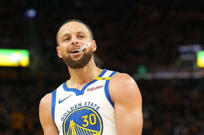 <yonhap photo-4469=""> Apr 26, 2025; San Francisco, California, USA; Golden State Warriors guard Stephen Curry (30) stands on the court against the Houston Rockets during the fourth quarter of game three of first round for the 2024 NBA Playoffs at Chase Center. Mandatory Credit: Darren Yamashita-Imagn Images/2025-04-27 13:39:33/ <저작권자 ⓒ 1980-2025 ㈜연합뉴스. 무단 전재 재배포 금지, AI 학습 및 활용 금지></yonhap>