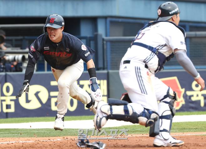 2025 KB0리그 프로야구 두산베어스와 롯데자이언츠의 경기가 27일 오후 서울 잠실야구장에서 열렸다. 5회초 1사 1루 전민재의 2루타 때 1루주자 고승민이 홈까지 뛰어 득점하고 있다. 잠실=김민규 기자 mgkim1@edaily.co.kr
