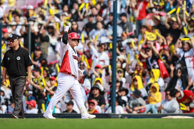 김선빈이 27일 LG전 7회 말 타석에서 역전 적시타를 친 뒤 더그아웃을 향해 포효하고 있다. 사진=KIA 타이거즈