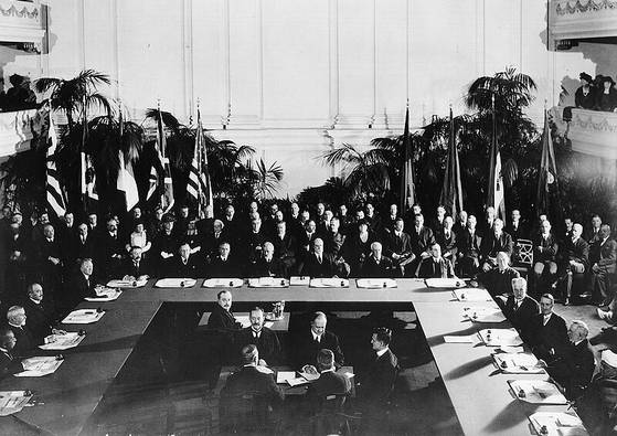 제1차 세계대전 승전국인 미국, 영국, 일본, 프랑스, 이탈리아가 참가한 1922년 워싱턴 해군 군축 조약식. 이때 영국은 앞으로 독점적 지위를 유지하기가 불가능하다고 보고 미국이 공동 1위 해군국이 되는데 동의했다. 위키피디아