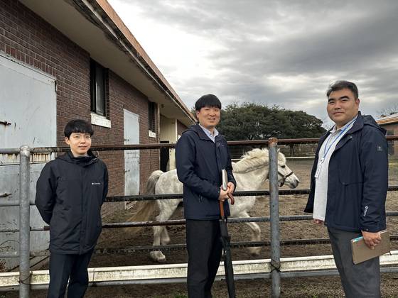 한국마사회 직원들이 제주목장에서 활동 중인 시정마(흰말)에 대해 설명하고 있다. 최충일 기자