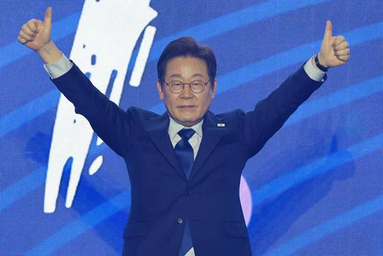 이재명 더불어민주당 대통령 후보가 27일 경기 고양시 킨텍스에서 열린 수도권·강원·제주 합동연설회에 참석해 최종 후보로 선출된 뒤 인사하고 있다. 뉴스1