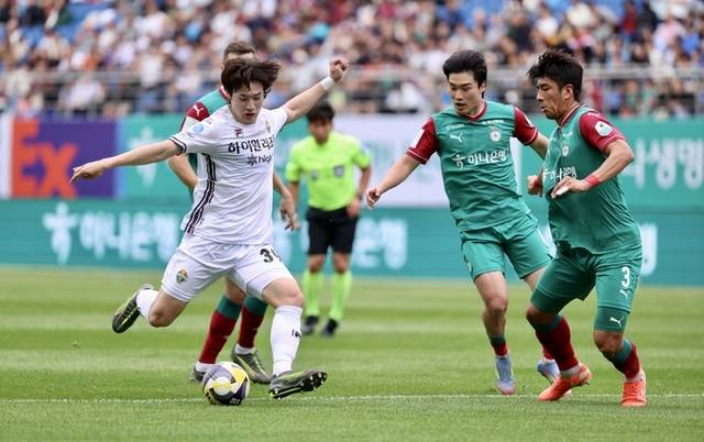 ▲ 27일 오후 4시 30분 대전월드컵경기장에서 열린 하나은행 K리그1 2025 10라운드 강원FC와 대전하나시티즌의 경기에서 강원 이지호 선수가 슈팅을 하고 있다. 강원FC 제공