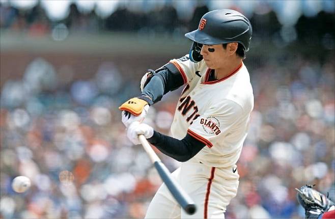 < 멈추지 않는 ‘바람의 손자’ > 이정후가 27일(한국시간) 미국 샌프란시스코 오라클파크에서 열린 텍사스와의 홈경기 3회에 타격하고 있다. REUTERS연합뉴스