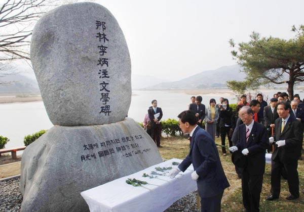 걸작 ‘지리산’(전 7권)은 작가 나림 이병주에 관한 관심과 평가가 여전히 절실히 필요함을 말해준다. 2006년 이병주 선생 14주기 때 경남 하동군 섬진강변 하동 포구의 이병주 문학비 앞에서 문학인과 유족이 참배하는 모습이다. 국제신문 DB