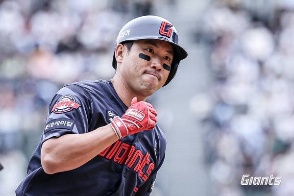 27일 서울 잠실야구장에서 열린 두산과 3연전 마지막 경기에서 롯데 주장 전준우가 5회 솔로 홈런을 쏘아 올린 뒤 기뻐하고 있다. 롯데 자이언츠 제공