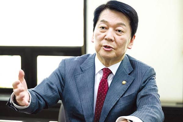 국민의힘 대선 경선 주자인 안철수 의원이 27일 국제신문 편집국에서 인터뷰를 하고 있다. 1962년 부산 출생인 안 의원은 이번에 네 번째 대권에 도전한다. 전민철 기자