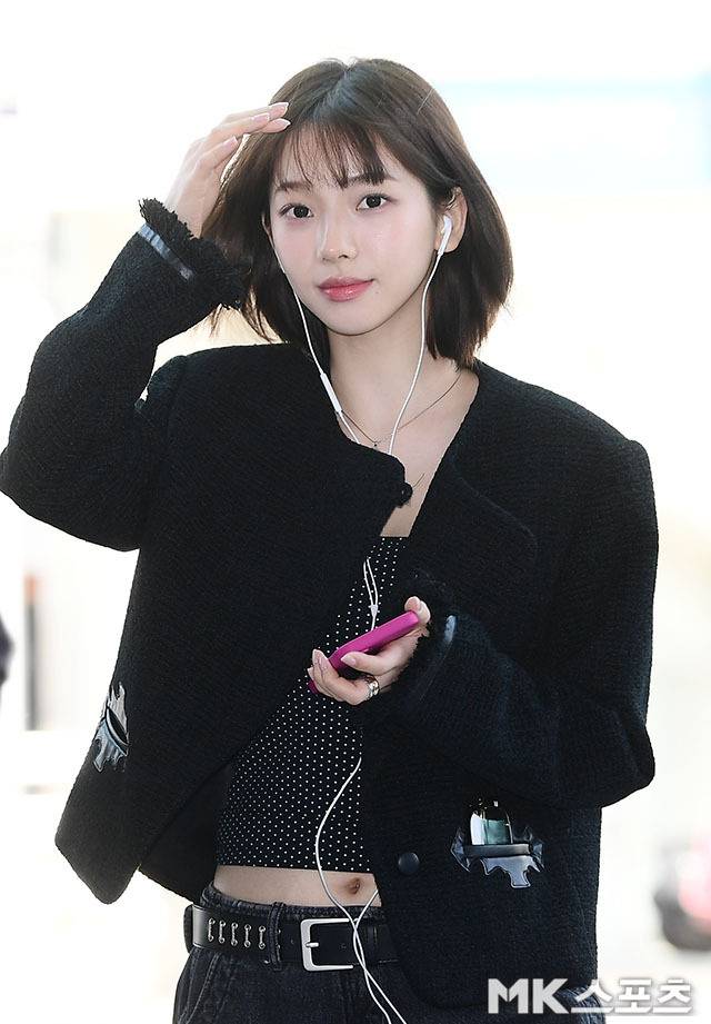 출국길임에도 압도적인 아우라를 뽐낸 카리나는 비율 깡패라는 수식어를 다시 한 번 입증했다. 사진=김영구 기자