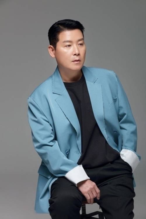 가수 이현우가 두 아들과 함께하는 가족 사랑을 드러내며 아내에 대한 깊은 고마움을 고백했다.