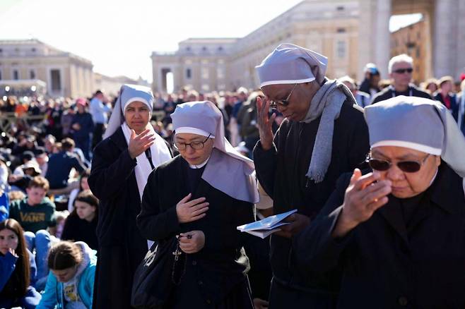 26일(현지시간) 바티칸 성 베드로 광장에서 열린 프란치스코 교황의 장례 미사에 참석한 수녀들이 기도를 드리고 있다. /AFPBBNews=뉴스1